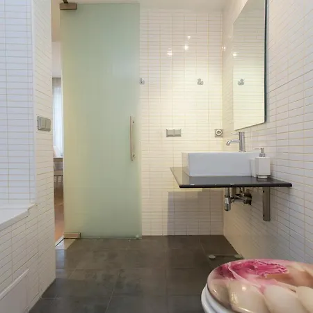 Modern In The Center Apartment